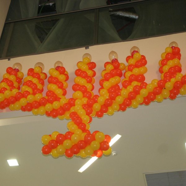 עיצוב בלונים לחנוכה - חנוכיה ענקית