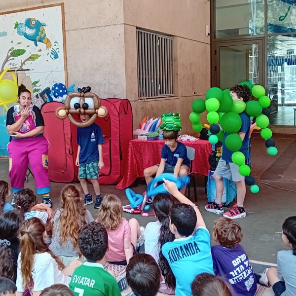 מופע בלונים לקייטנה על בסיס הסיפור כובעים למכירה