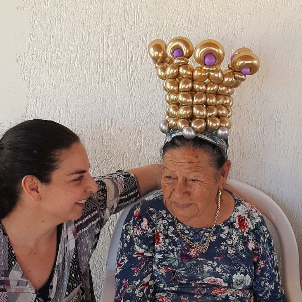 כובעי בלונים משוגעים - כתר לסבתא האלופה