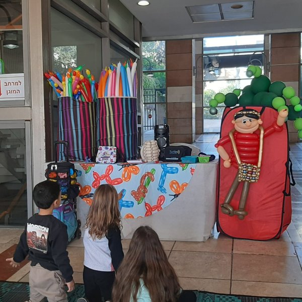 מופעי בלונים על בסיס סיפורי החגים - סיפור חנוכה