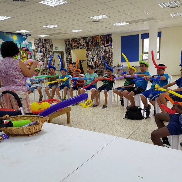 סדנת כובעי בלונים לקייטנה