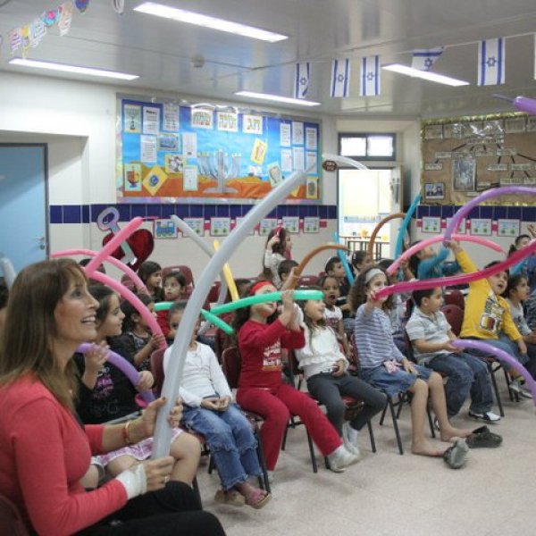 נופר משתגעת עם הילדים רגע לפני סדנה בקייטנה