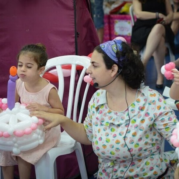 טקס עוגה - מנסים לכבות את הנרות בעוגת בלונים