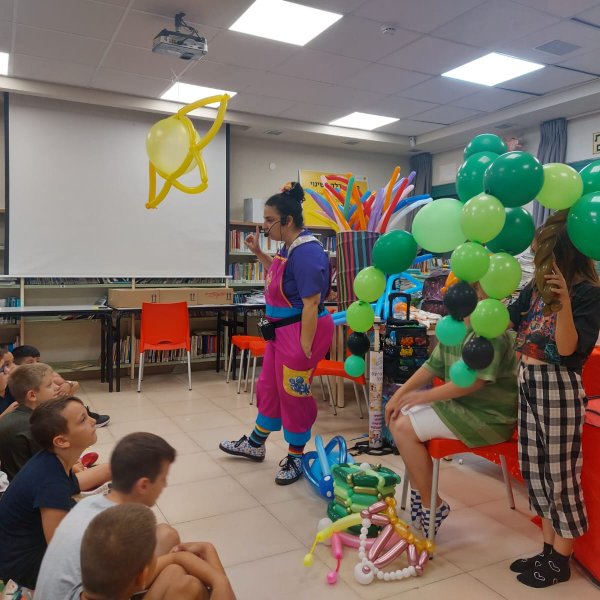 הצגה עם בלונים