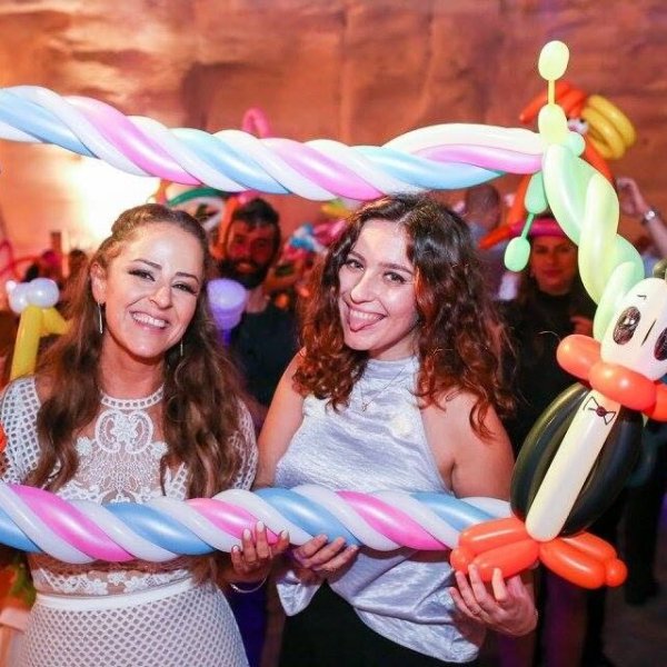 עותק של בלונים לרחבת הריקודים מסגרת עם דמויות