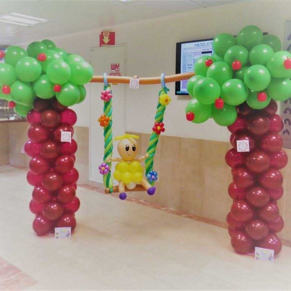 עותק-של-עיצוב-בלונים-לברית-לכניסה---תינוק-מתנדנד_optimized